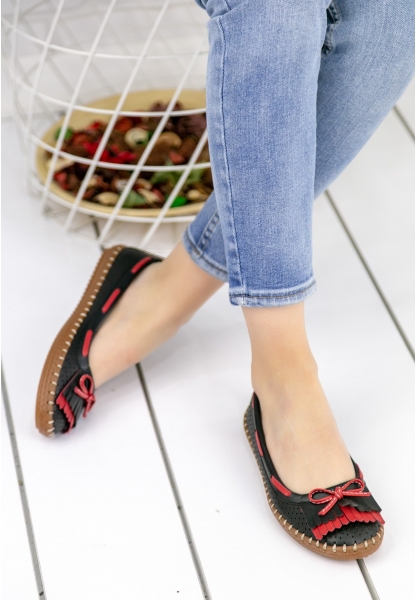 Palimia Siyah Cilt Kırmızı Detaylı Babet Ayakkabı